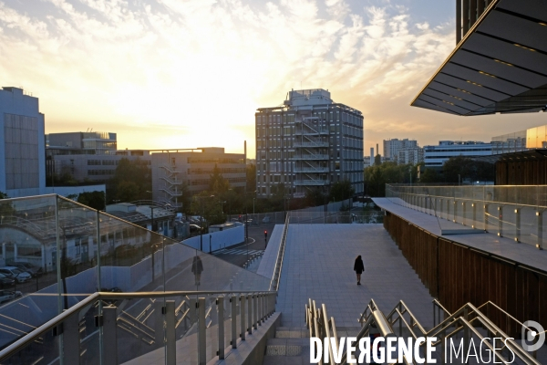 La gare Saint denis Pleyel et la passerelle de franchissement ferroviaire