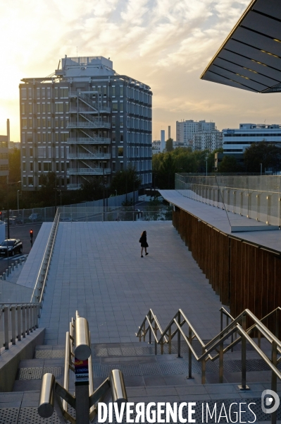 La gare Saint denis Pleyel et la passerelle de franchissement ferroviaire