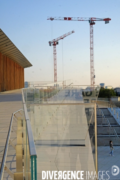 La gare Saint denis Pleyel et la passerelle de franchissement ferroviaire