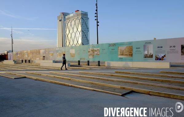 La gare Saint denis Pleyel et la passerelle de franchissement ferroviaire
