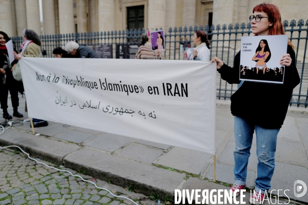 Rassemblement à l appel de plusieurs associations feministes en soutien à Ahou Daryaei