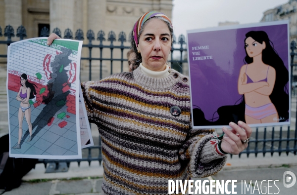 Rassemblement à l appel de plusieurs associations feministes en soutien à Ahou Daryaei