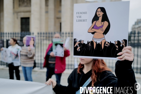 Rassemblement à l appel de plusieurs associations feministes en soutien à Ahou Daryaei