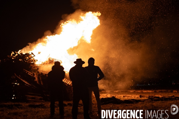 Feu de colere des agriculteurs a Dijon