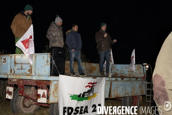 Feu de colere des agriculteurs a Dijon
