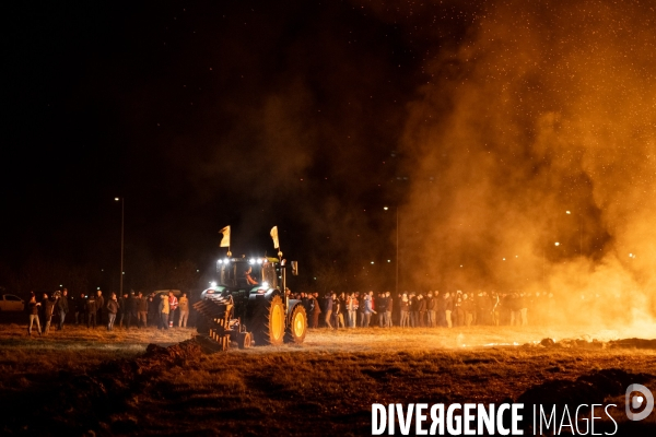 Feu de colere des agriculteurs a Dijon