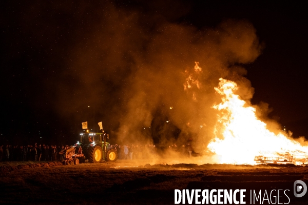 Feu de colere des agriculteurs a Dijon