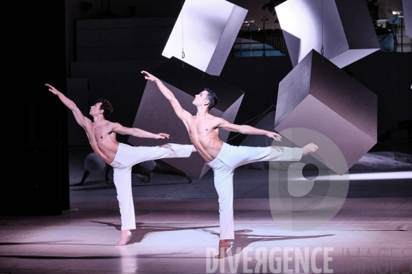Play / Alexander Ekman / Ballet de l Opéra national de paris