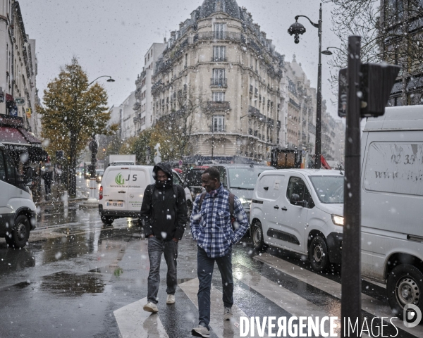 Paris sous la neige.métro Louis Blanc, chute de neige.