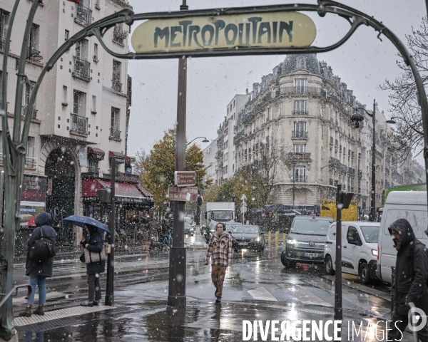 Paris sous la neige.métro Louis Blanc, chute de neige.