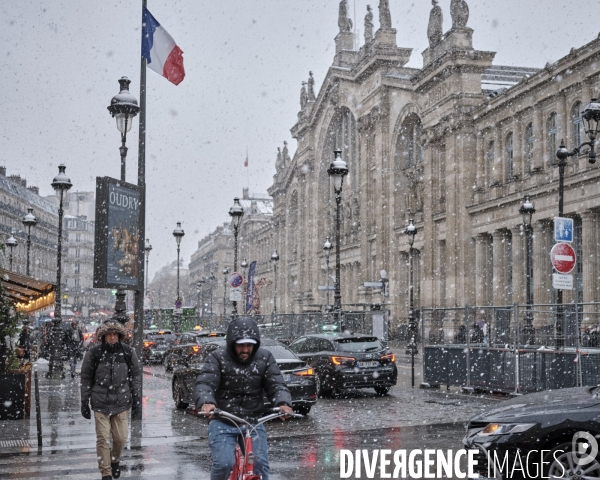 Paris sous la neige.Gare du Nord , chute de neige.
