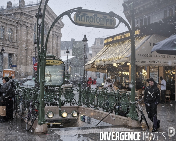 Paris sous la neige.Gare du Nord , chute de neige.