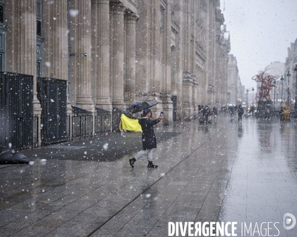 Paris sous la neige.Gare du Nord , chute de neige.