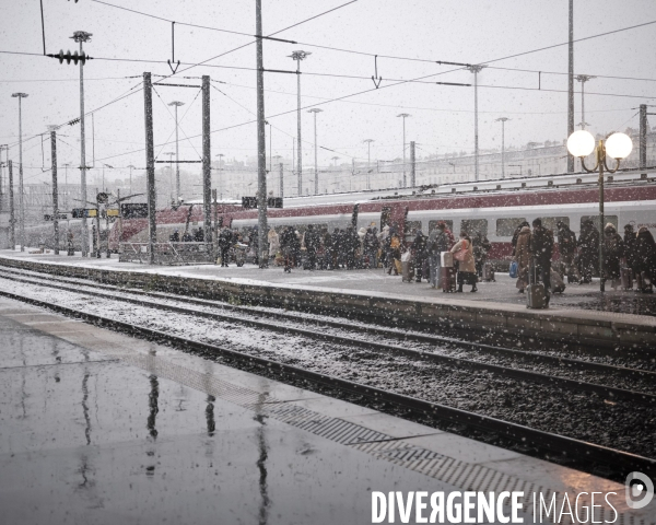 Paris, Gare du Nord , chute de neige.sur un quai de l’Eurostar
