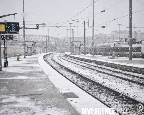 Paris, Gare du Nord , chute de neige.sur un quai de l’Eurostar