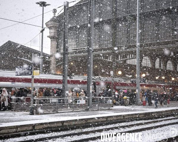 Paris, Gare du Nord , chute de neige.sur un quai de l’Eurostar