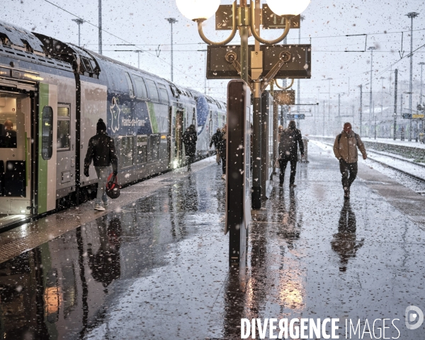 Paris, Gare du Nord , chute de neige.sur un quai de train pour la banlieue