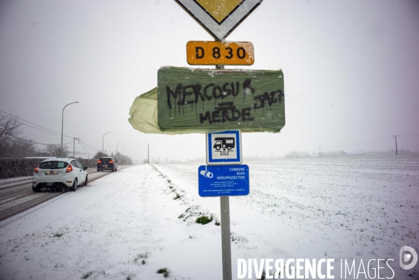 Panneaux de la colère,sous la neige