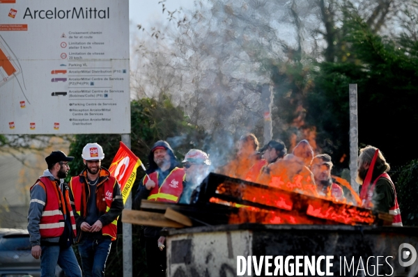 Rassemblement devant l usine d ArcelorMittal de Denain