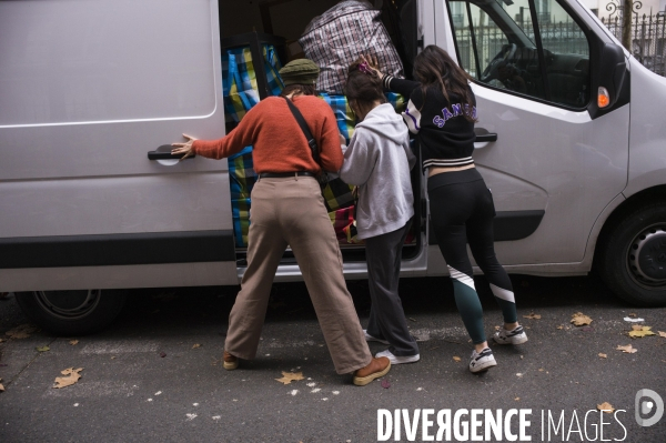 Membres de l association solimove, qui demenage une femme victime de violences conjugales.
