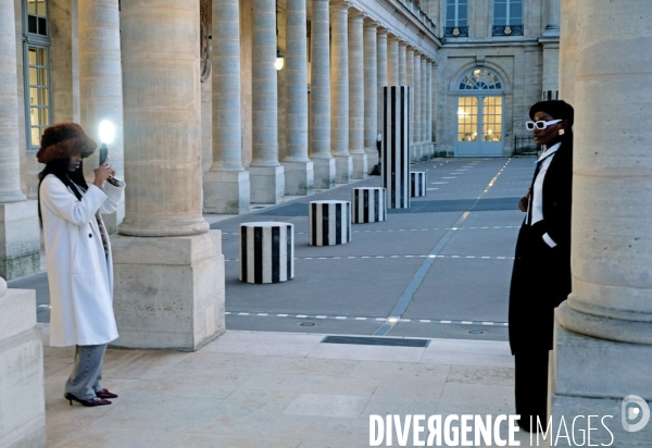 Au Palais royal en soirée, deux mannequins en plein shooting