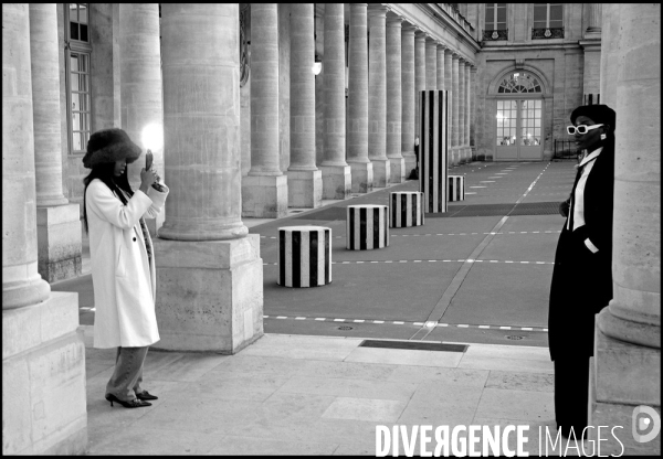 Au Palais royal en soirée, deux mannequins en plein shooting