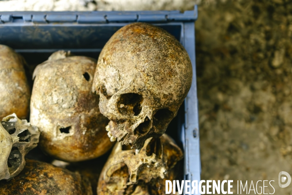 Restauration de murs d ossements aux catacombes de Paris