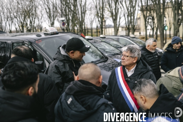 Manifestation des taxis aux Invalides contre une tarification à la baisse du transport de patients