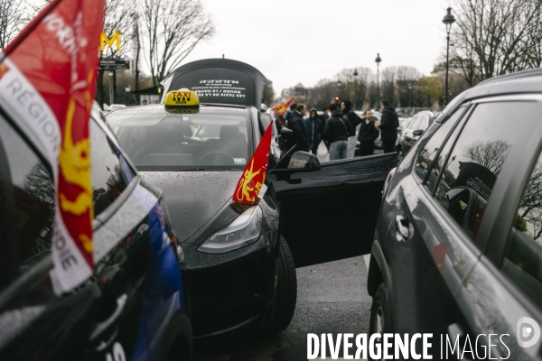Manifestation des taxis aux Invalides contre une tarification à la baisse du transport de patients