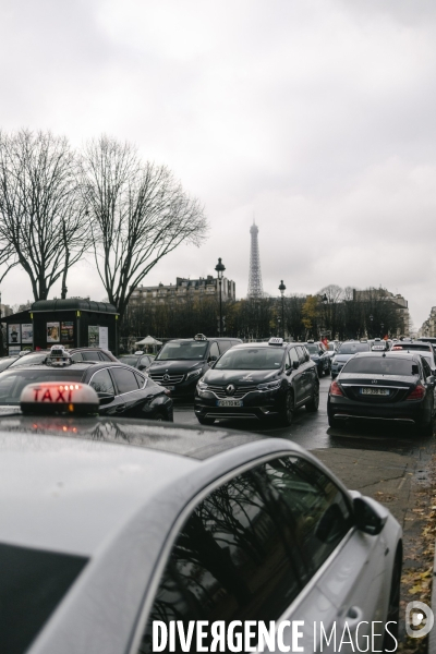 Manifestation des taxis aux Invalides contre une tarification à la baisse du transport de patients