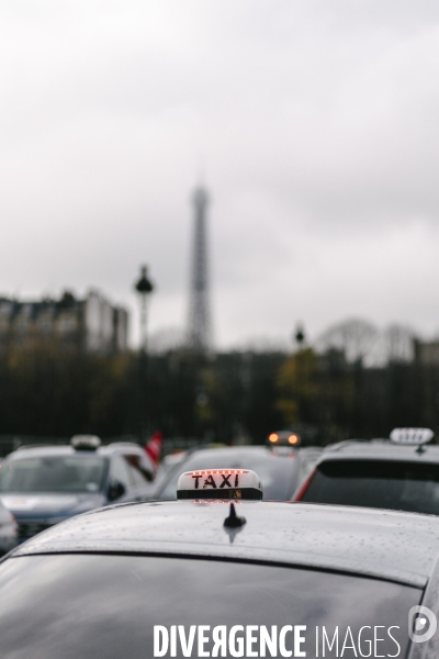 Manifestation des taxis aux Invalides contre une tarification à la baisse du transport de patients