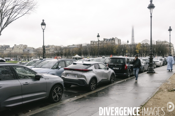Manifestation des taxis aux Invalides contre une tarification à la baisse du transport de patients