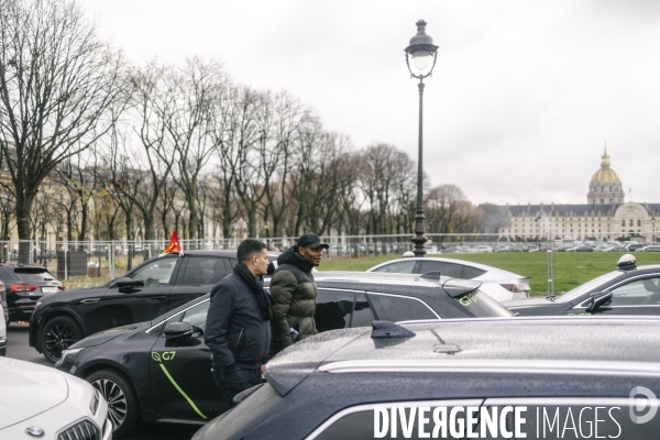 Manifestation des taxis aux Invalides contre une tarification à la baisse du transport de patients