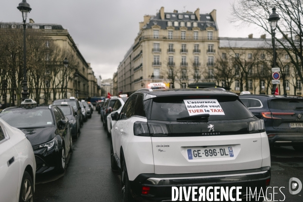 Manifestation des taxis aux Invalides contre une tarification à la baisse du transport de patients