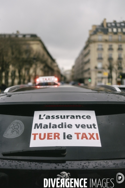 Manifestation des taxis aux Invalides contre une tarification à la baisse du transport de patients