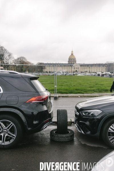 Manifestation des taxis aux Invalides contre une tarification à la baisse du transport de patients