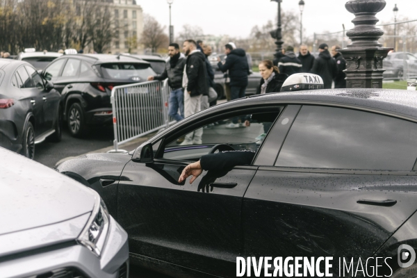 Manifestation des taxis aux Invalides contre une tarification à la baisse du transport de patients