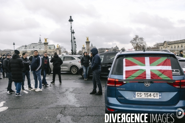 Manifestation des taxis aux Invalides contre une tarification à la baisse du transport de patients