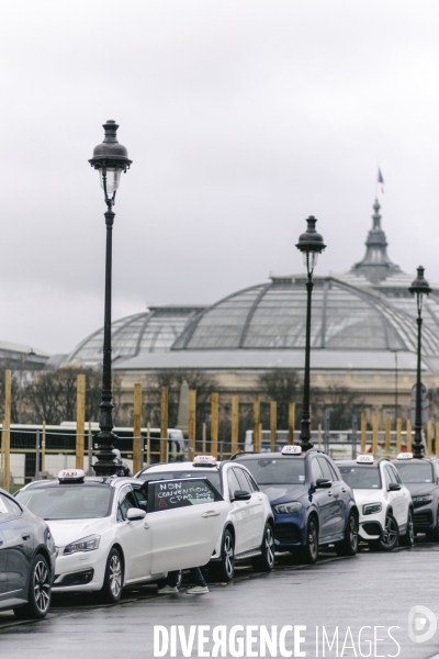 Manifestation des taxis aux Invalides contre une tarification à la baisse du transport de patients