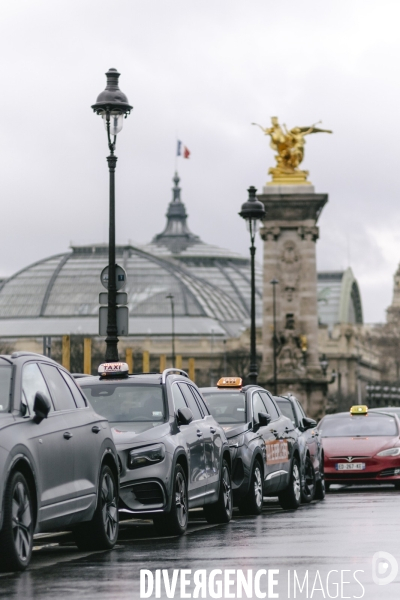Manifestation des taxis aux Invalides contre une tarification à la baisse du transport de patients