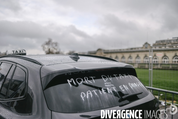 Manifestation des taxis aux Invalides contre une tarification à la baisse du transport de patients