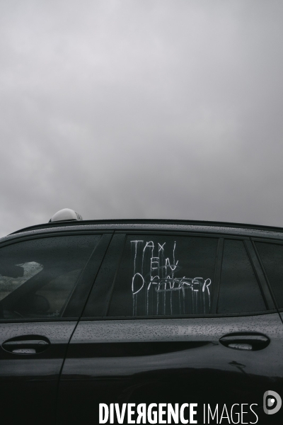 Manifestation des taxis aux Invalides contre une tarification à la baisse du transport de patients