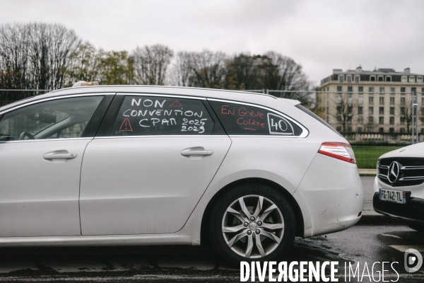 Manifestation des taxis aux Invalides contre une tarification à la baisse du transport de patients