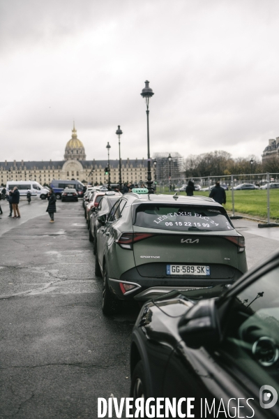Manifestation des taxis aux Invalides contre une tarification à la baisse du transport de patients