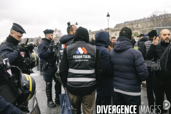 Manifestation des taxis aux Invalides contre une tarification à la baisse du transport de patients
