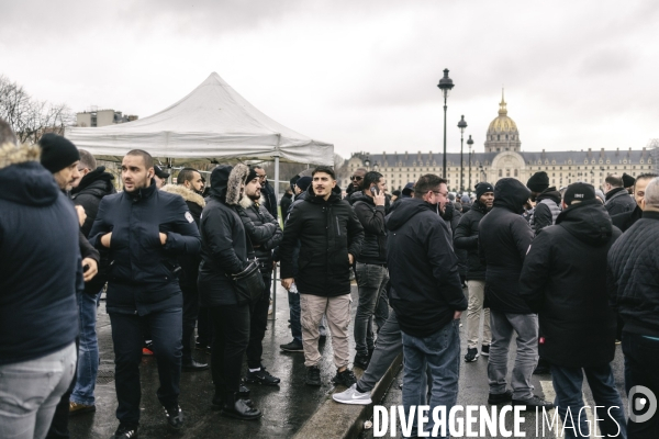 Manifestation des taxis aux Invalides contre une tarification à la baisse du transport de patients
