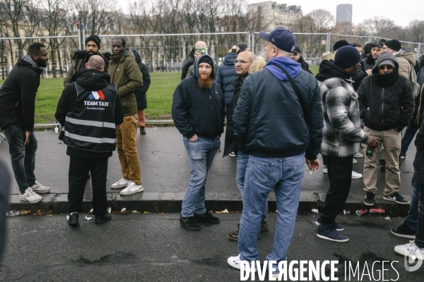 Manifestation des taxis aux Invalides contre une tarification à la baisse du transport de patients