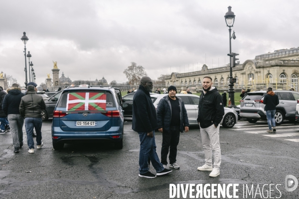 Manifestation des taxis aux Invalides contre une tarification à la baisse du transport de patients