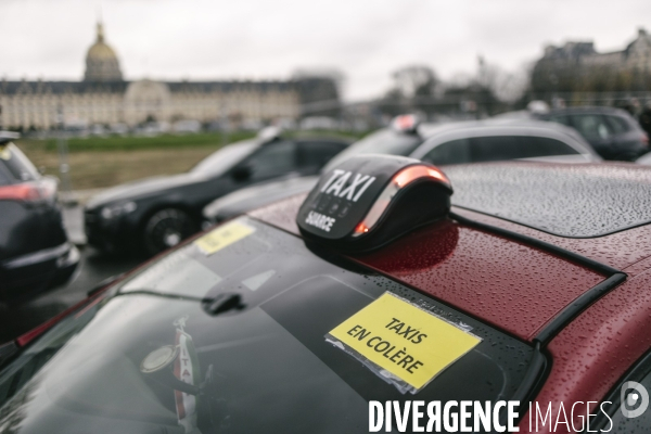 Manifestation des taxis aux Invalides contre une tarification à la baisse du transport de patients