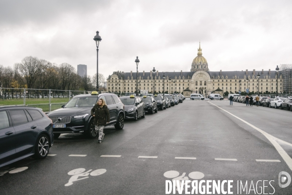 Manifestation des taxis aux Invalides contre une tarification à la baisse du transport de patients